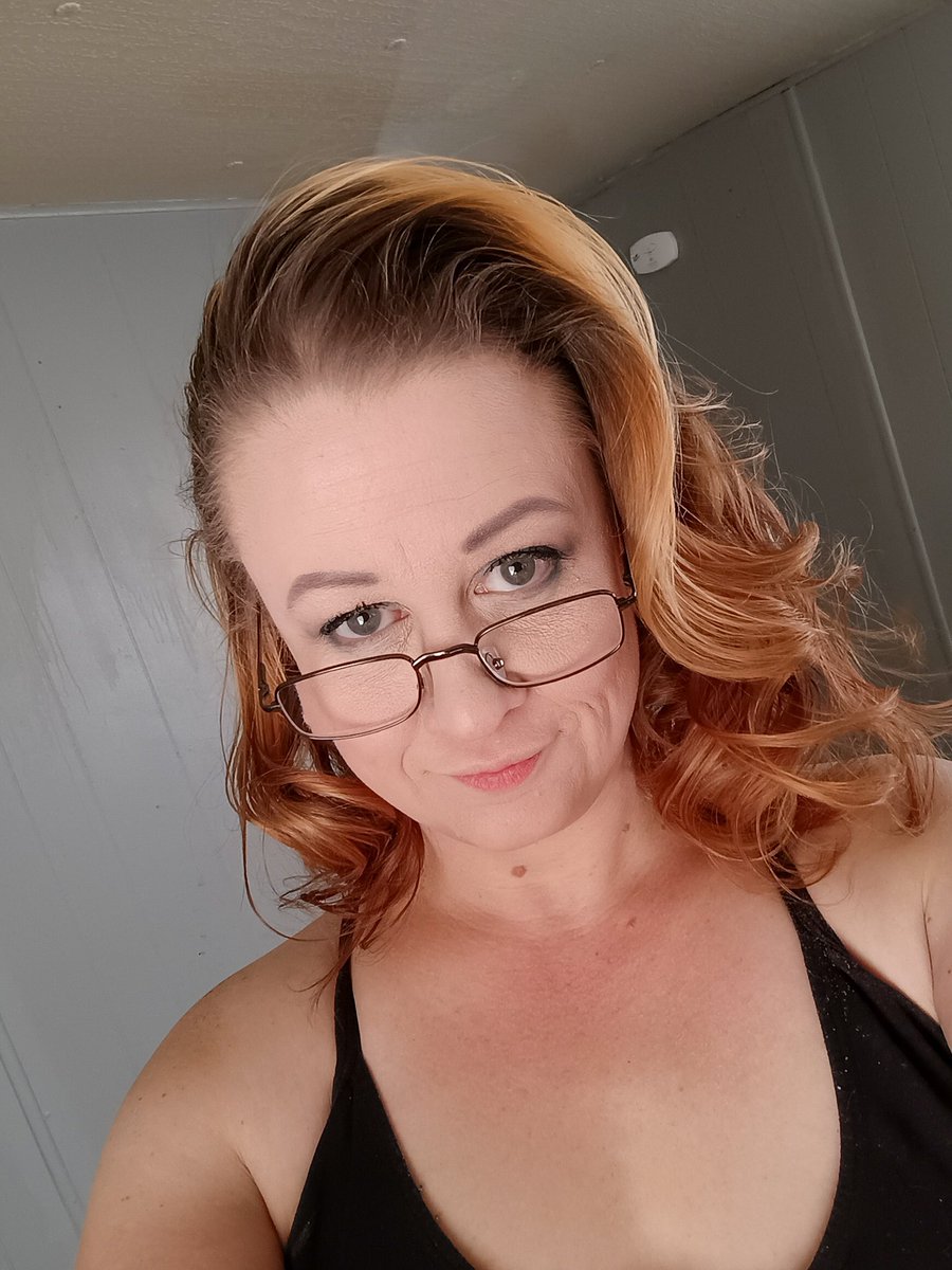 EricaWells2424's tweet photo. Yes, I still use hot curlers...
#retrohair #retrovibez #VintageBeauties #vintagestyle https://t.co/QYj41EhIXs