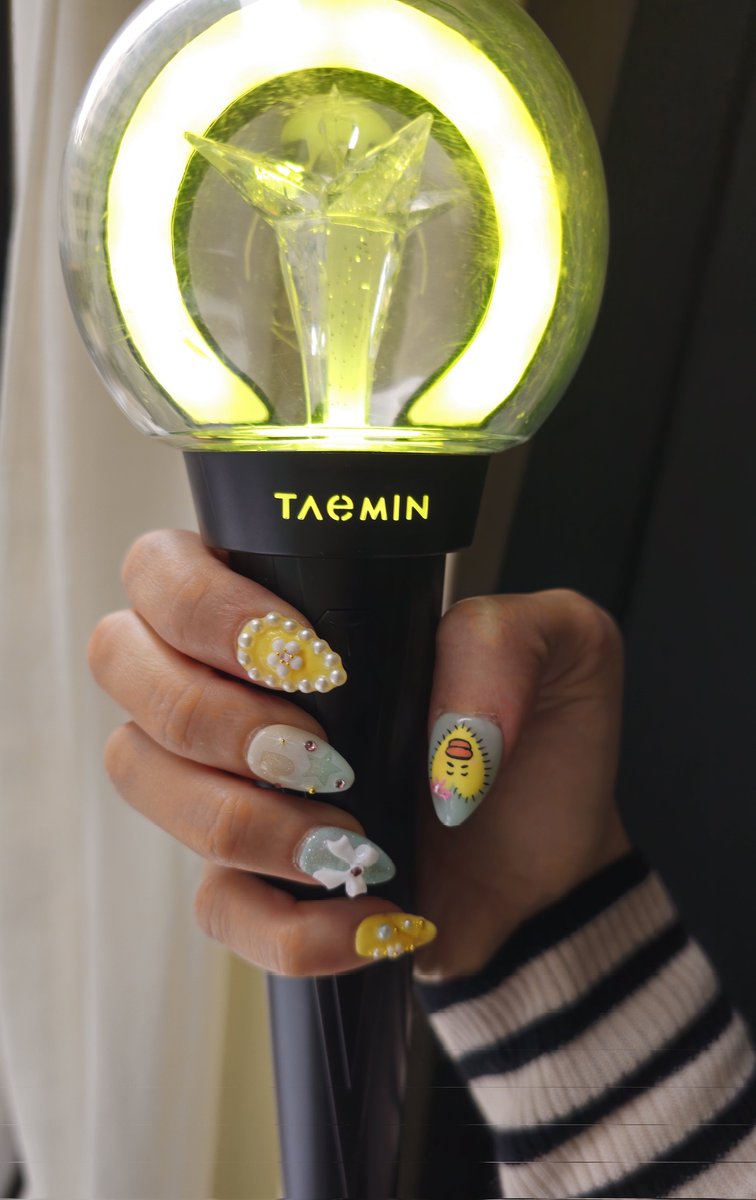 unravelingsky's tweet photo. help I'm the worst at taking nail pics but THANK U ALWAYS @verybadnails I'm ready for taemin today! 🥰 https://t.co/QBUAFdctmi