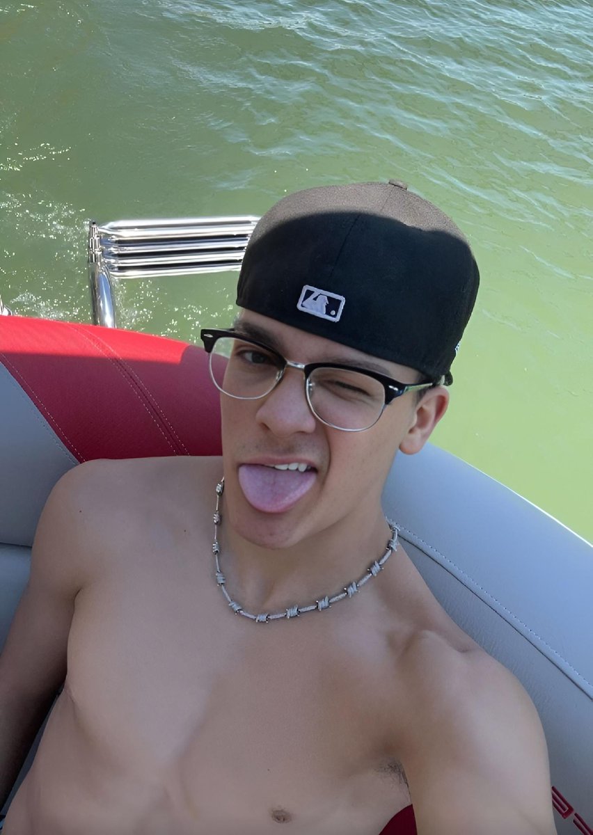 CutieSara on Twitter- discover her charming side and exclusive offerings