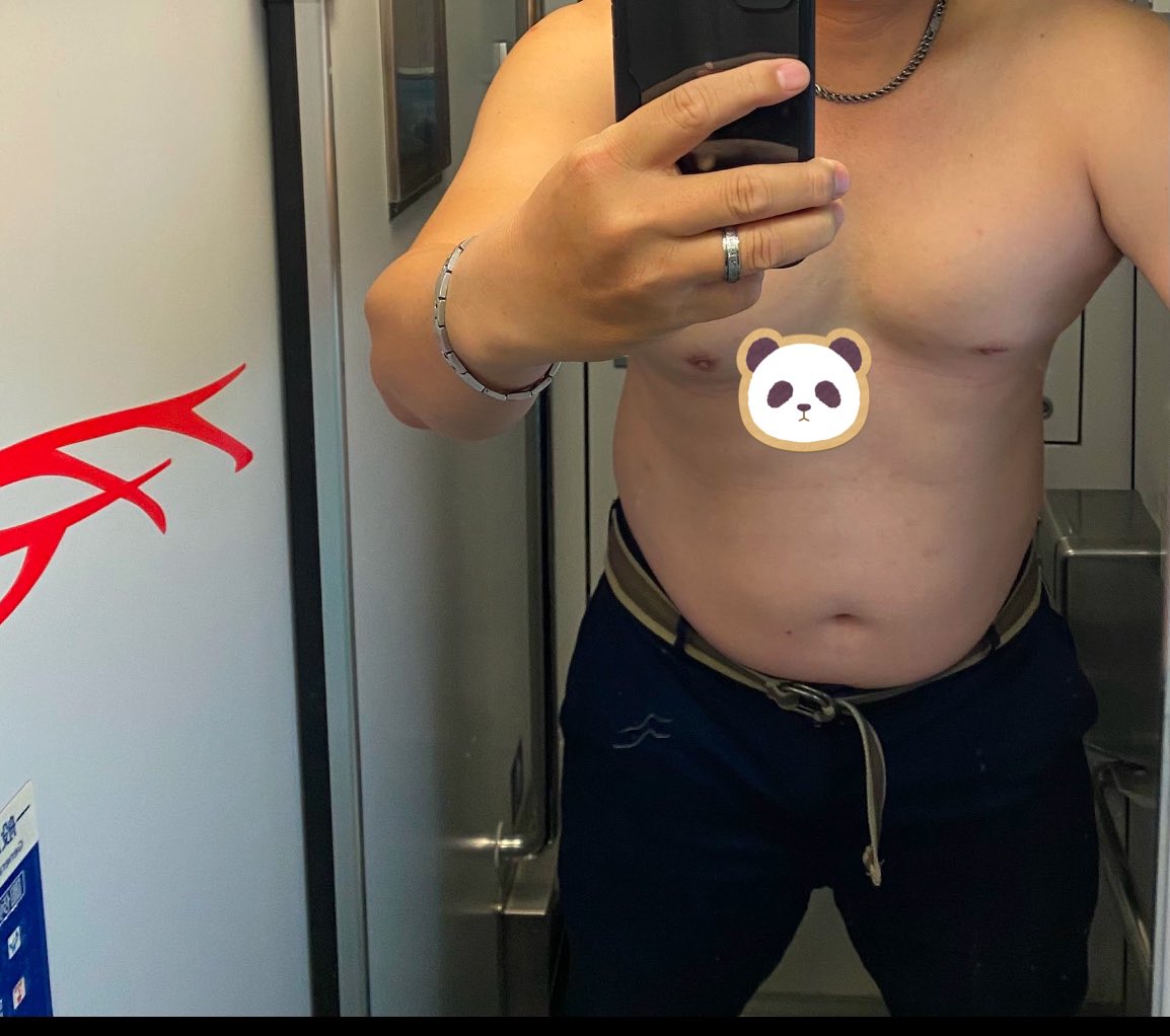 車上無聊拍一張。飯店有大鏡子來拍一下😆😆😆