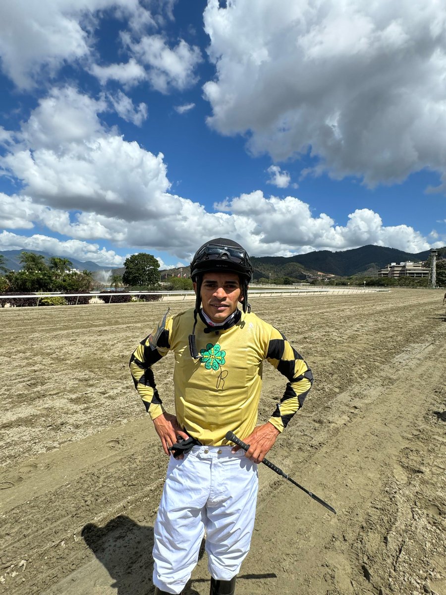 Fotos 📸| "Stronger" (6) triunfó en la 3era. carrera, con la monta del jinete profesional Larry Mejías y el entrenamiento de Juan Carlos García Mosquera. 

👉 En el segundo lugar llegó "Bravucon" (3). 

#Hipismo