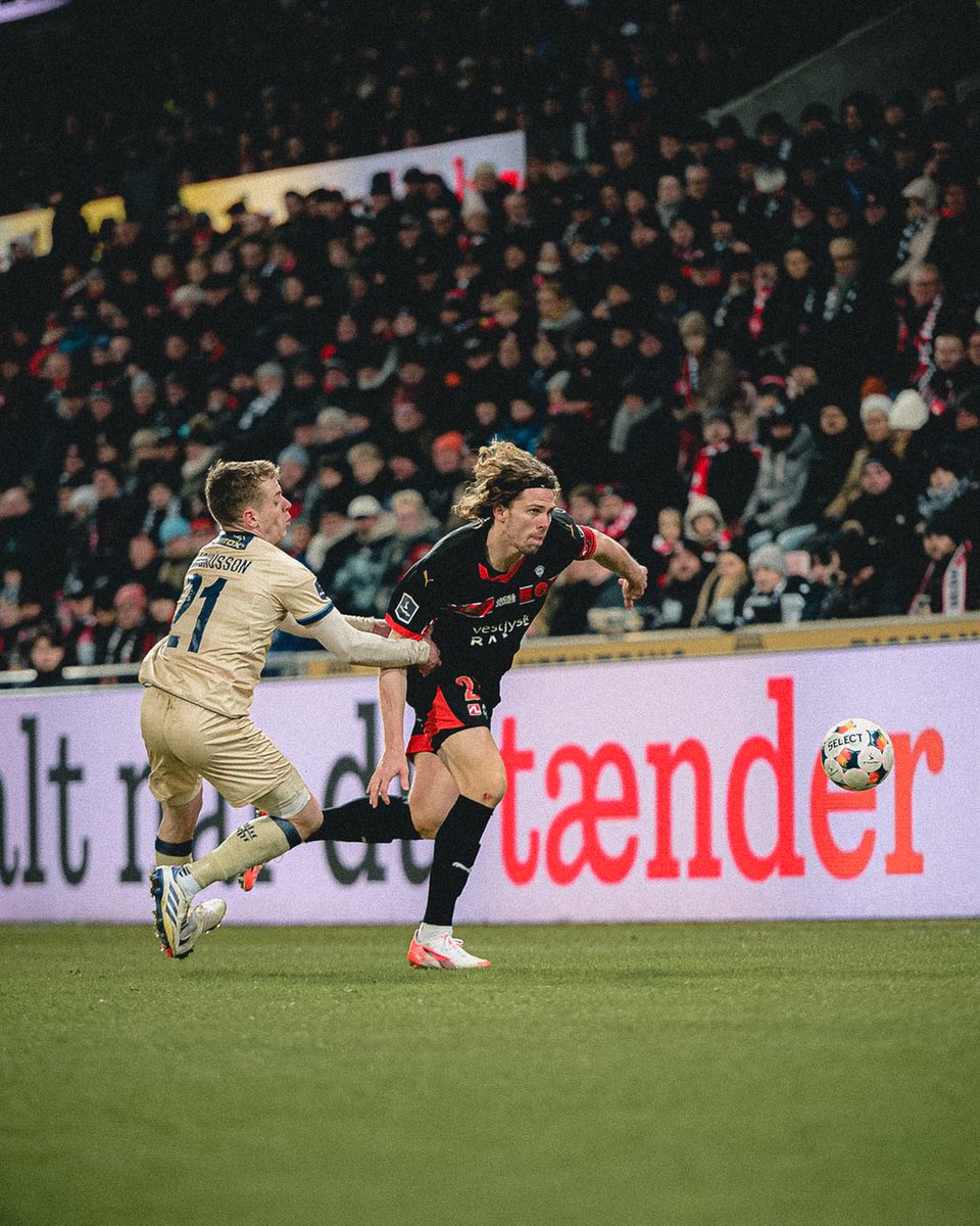 fcmidtjylland's tweet photo. 20 minutter igen på MCH Arena. Fortsat 1-0.
#FCMLBK https://t.co/4gZGIVWIaw