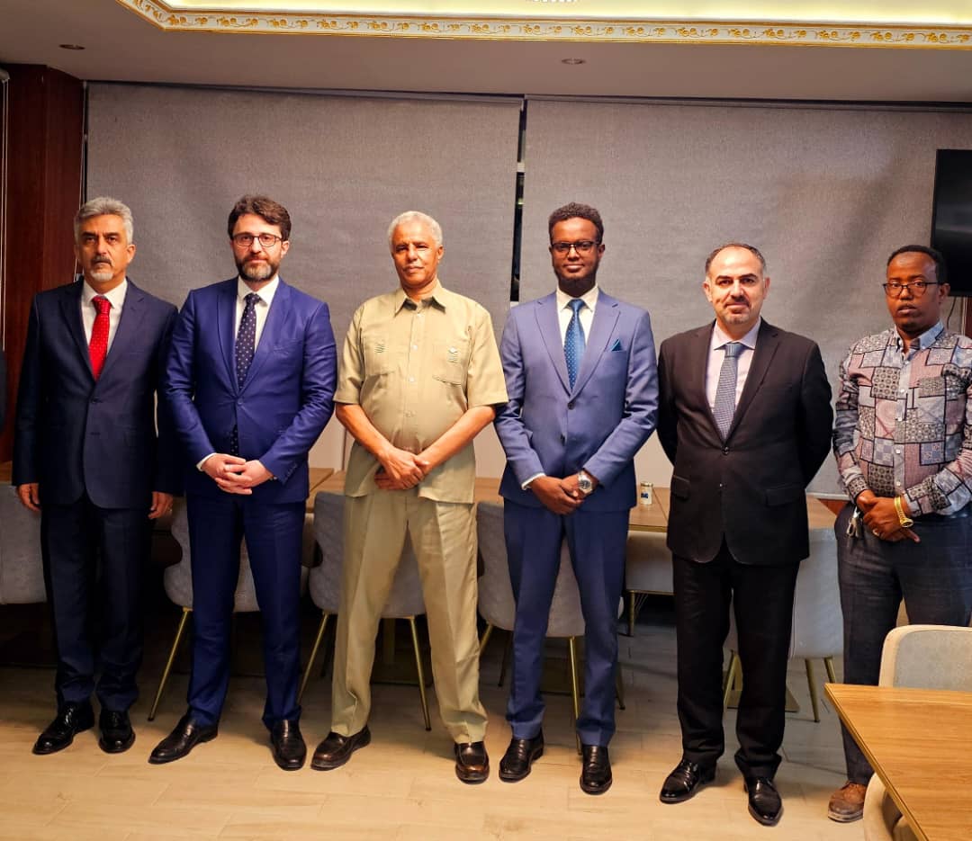 MohamudHAbdi's tweet image. This evening, we held a meeting in Hargeisa with a delegation from the Republic of Türkiye, led by H.E. Ambassador Alper Aktaş.
In addition to serving as an introductory meeting, Ambassador Aktaş extended his congratulations to the KAAH Party on its success in the recently…