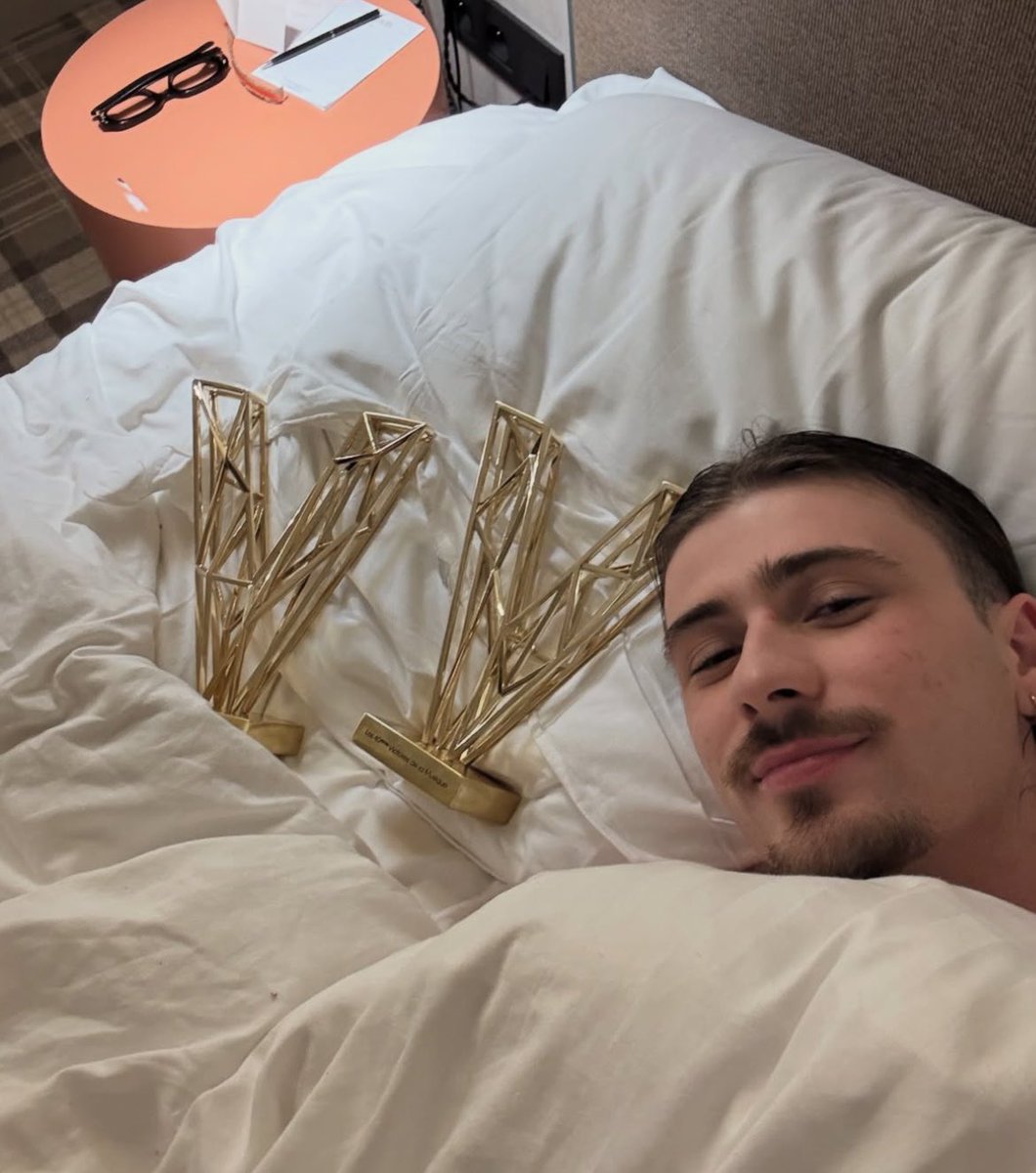 helesobsessed's tweet image. ça se voit c'est une photo qu'il a envoyé à sa maman ou son groupe famille