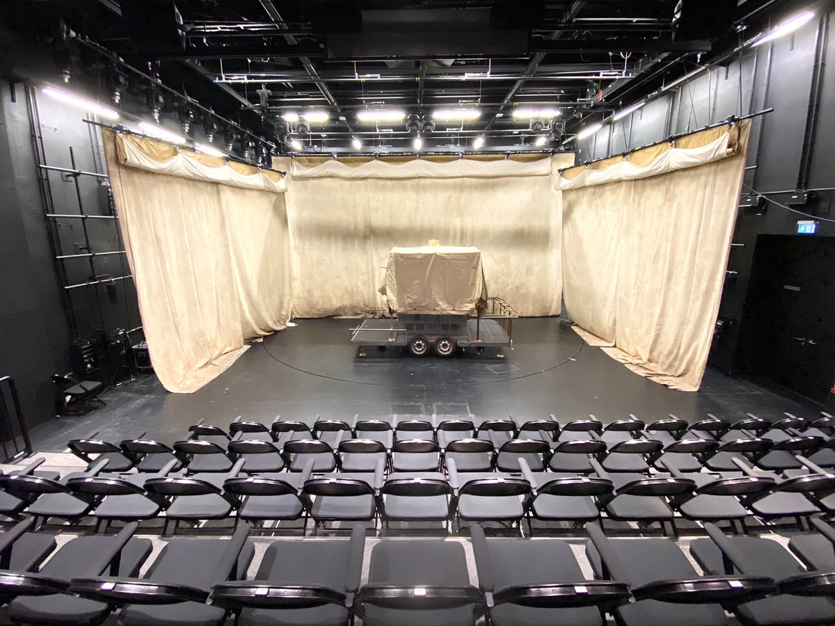 blnensemble's tweet photo. gleich beginnt der Einlass für die Dernière von "Mann ist Mann" im Neuen Haus und wir wünschen allen auf und hinter der Bühne sowie im Zuschauerraum eine schöne letzte Vorstellung! #BEmann #BEbackstage https://t.co/UK4SnD0NAQ
