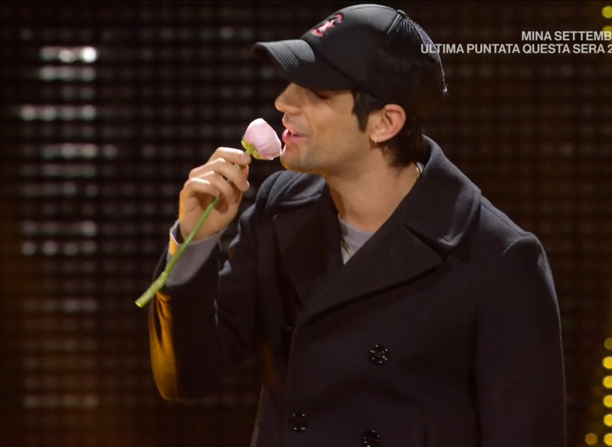 Bresh che canta con un fiore a migliorare la vostra tl ✨ #sanremo2025 #domenicain