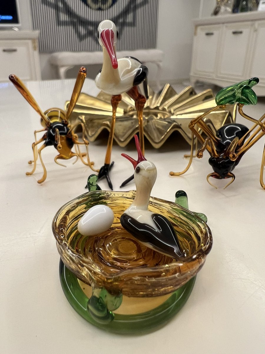 Sanat ve zanaatın kusursuz bir uyumla buluştuğu noktada, Ahmet Özdeniz’in cam eserleri büyüleyici bir dünya yaratıyor. Zarif detaylar, ince işçilik ve doğanın estetik formlarından ilham alan bu cam figürler, doğanın içsel ritmini adeta camın içinde donduruyor.

Leyleklerin narin