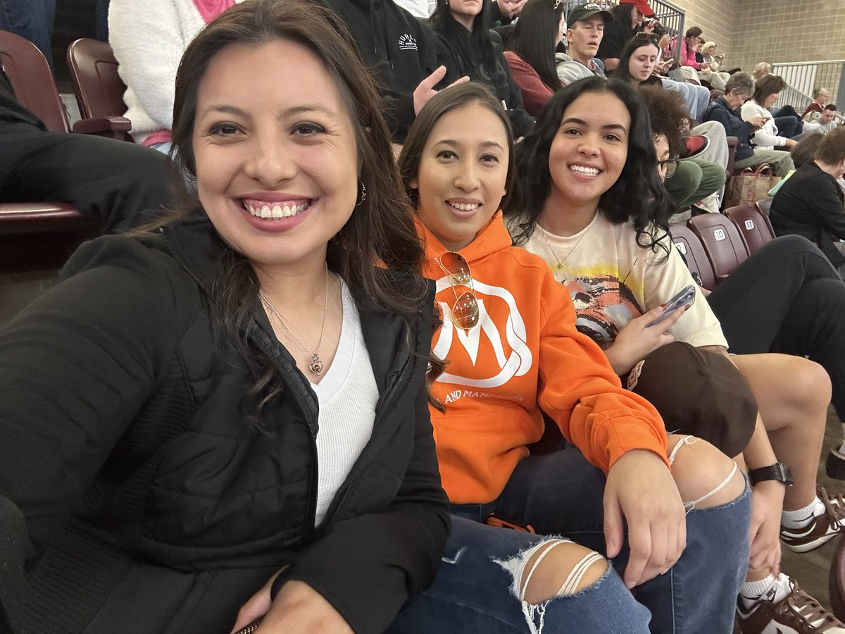 Infinity family ♾️💚 stay supporting eachother even after HS! S/O to <a href="/alexabromero/">Alexa Romero</a> for doing her thing at the collegiate level!  Love ya kid! 🏀