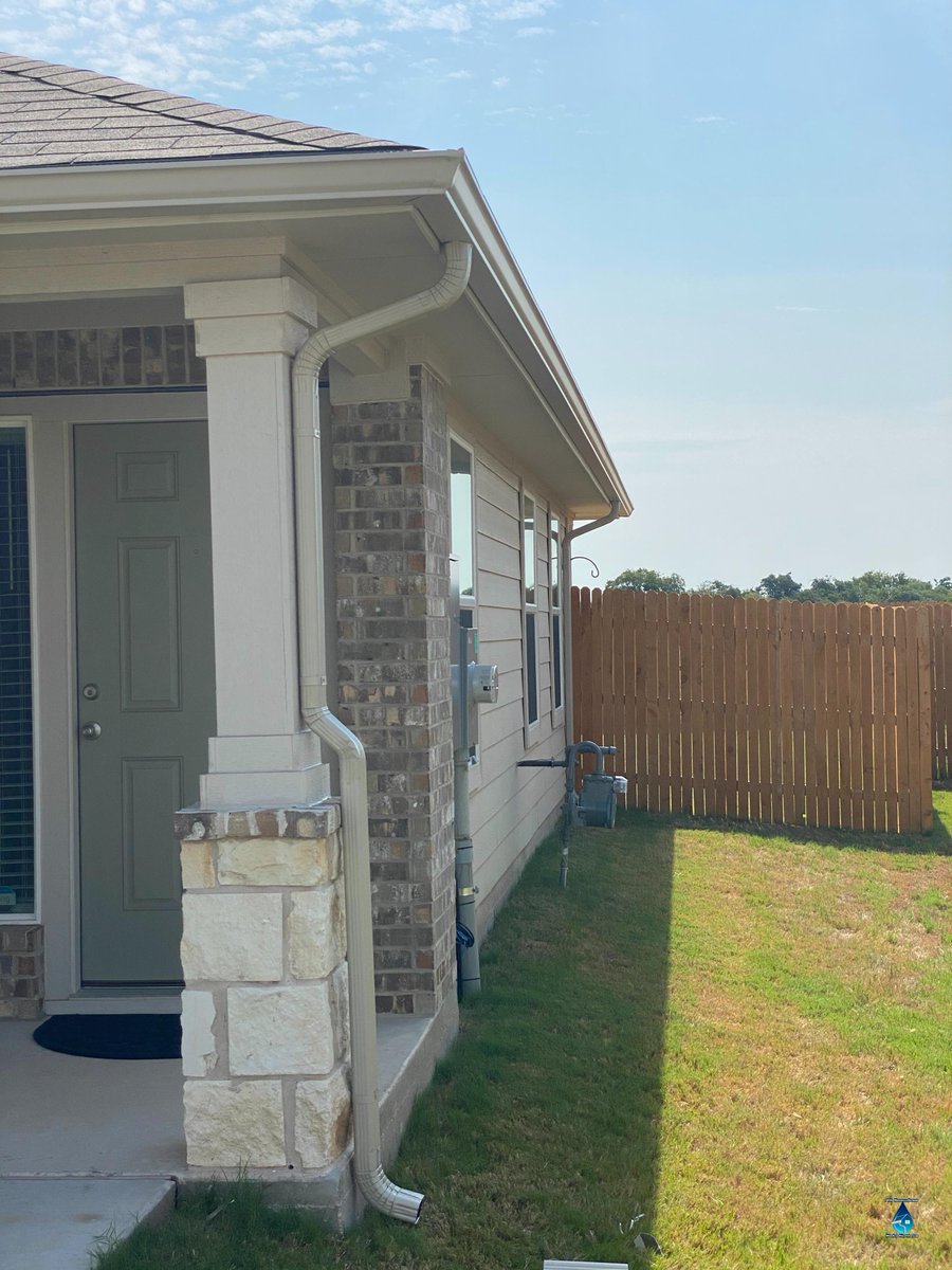 _seamlessgutter's tweet photo. When choosing rain gutters for your home, consider the following options: 1. **K-Style Gutters**: These are the most popular choice due to their aesthetically appealing shape and high capacity for water drainage. They can complement a variety of architectural styles and typica... https://t.co/uMSbF2rNiK