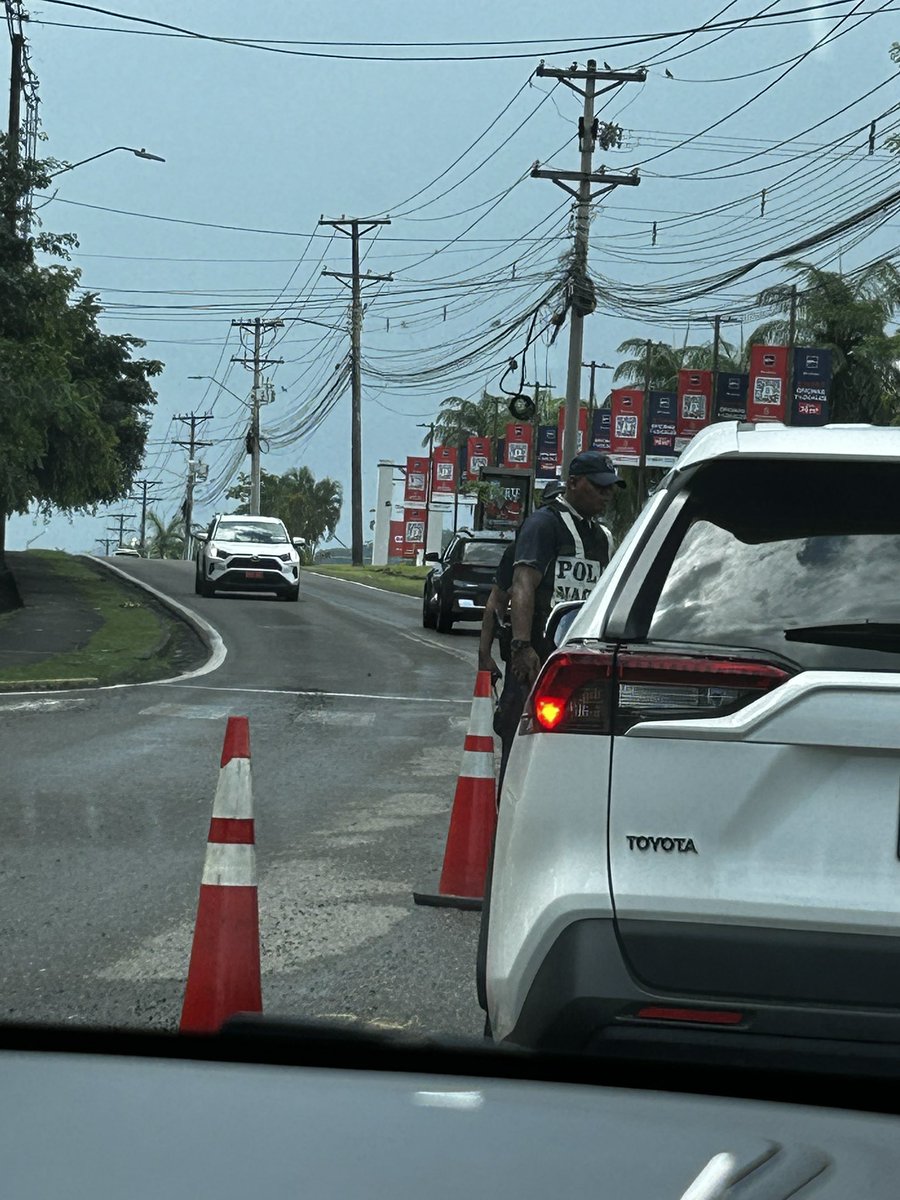 Dónde están los altos mandos de la policía que no ven que están haciendo retenes improvisados un día después de la quincena?? Hasta cuándo? Solo hay dos…