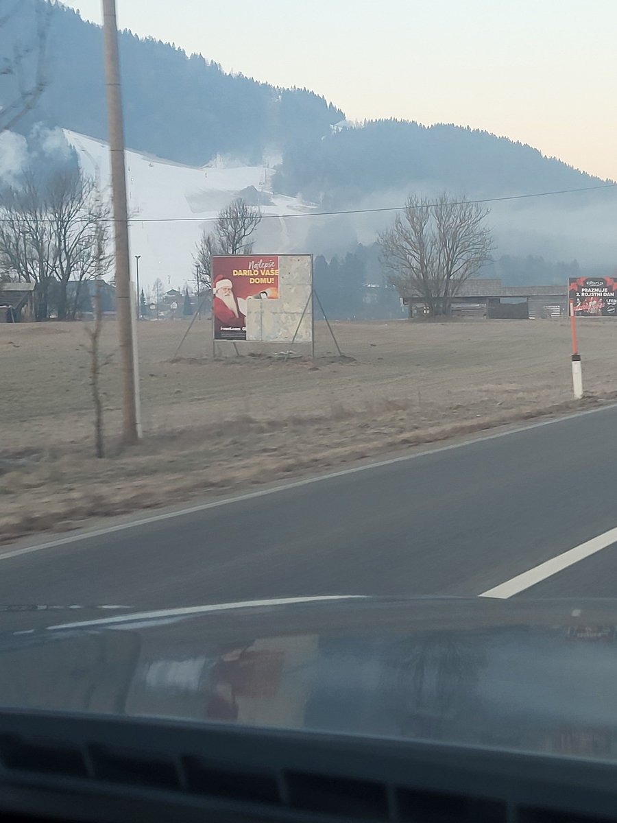 OcistimoSloRP's tweet photo. Kakšna ciganarija je ta Kranjska Gora! Pa res je to žalostno no.. Kaj mi prodajamo turistom pod sloganom "feel green"..  in "dežela kozolcev".. Pa smeti ležijo povsod. @SloveniaInfo  @KranjskaGora  @GoraVisit  Res nas je lahko sram! 😰🤢🤮 https://t.co/PvVKlA7yvi