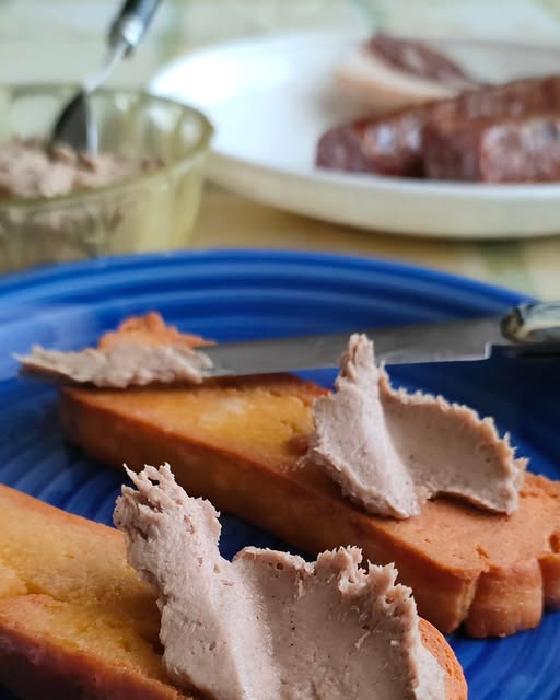 Any diet better than this? PKD "bread" topped with bison liver paté. Some pork sausages in the background, obviously without any additives. The PKD "bread" is made from eggs, brain, and pork meat and is only for those who are healthy or have recovered already. Honestly, I do not