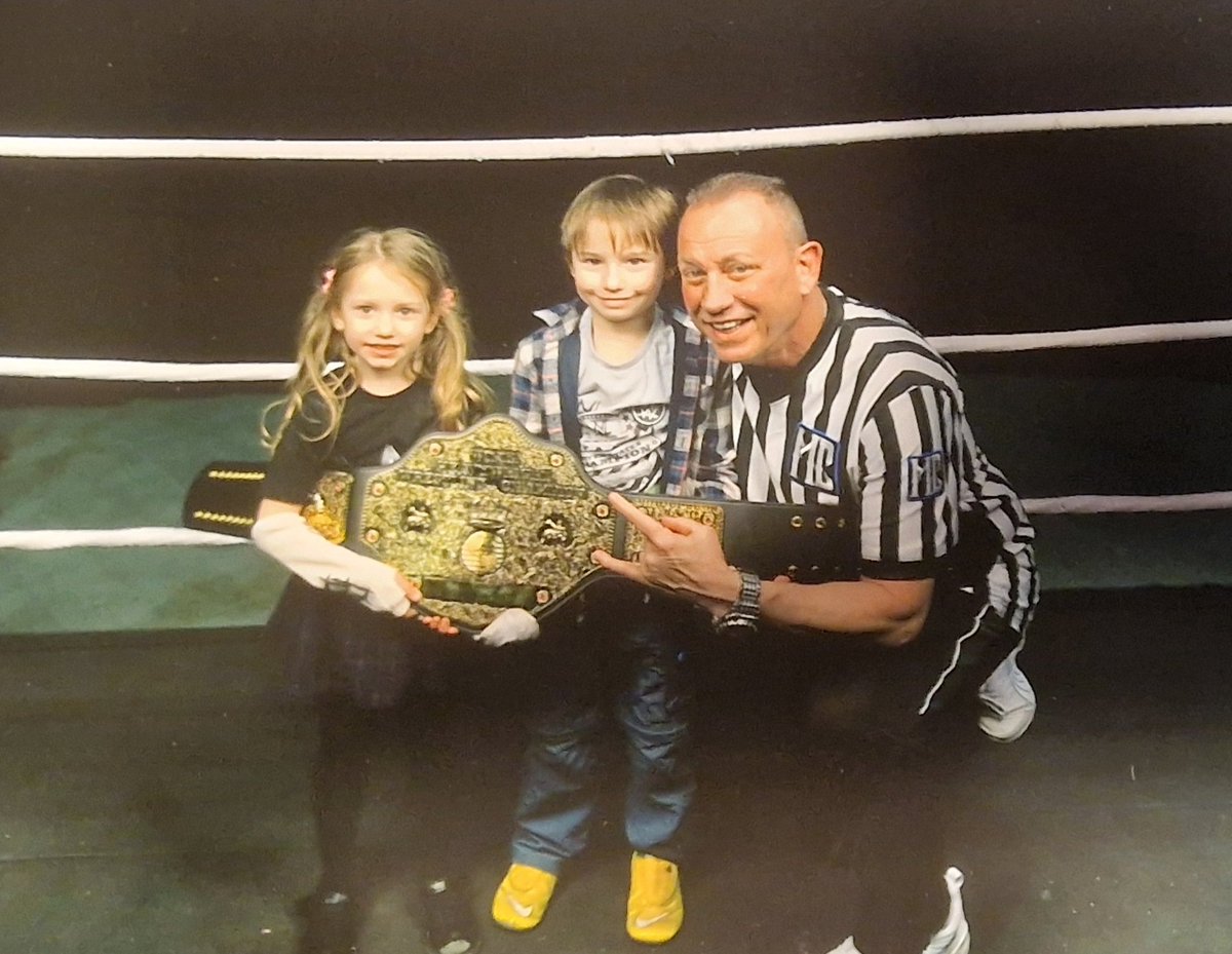 The smile from <a href="/MjcChioda/">Mike Chioda</a> to see the very long queue of fans all there for him today was nearly as big as the smile my little Goblins had meeting the legend himself! Such a gentleman