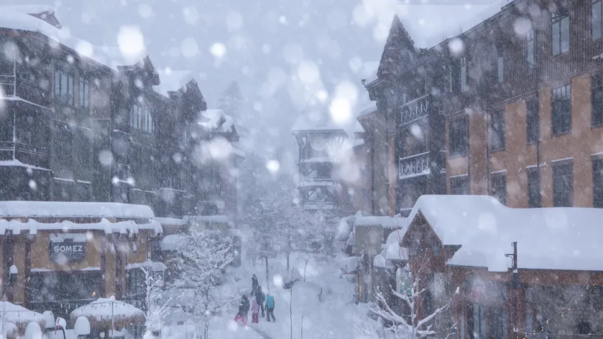 AholicTt's tweet photo. Ski patrol staff buried, injured by avalanche in Mammoth Mountain https://t.co/Jo8diGcEcE