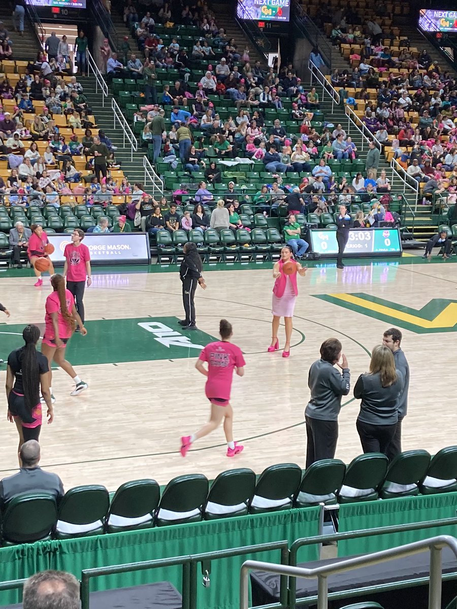seansramblings's tweet photo. I don’t know the name of this @MasonWBB coach, but she’s badass distributing passes to the team in warmups in huge heels! https://t.co/ll4ChC5VuD