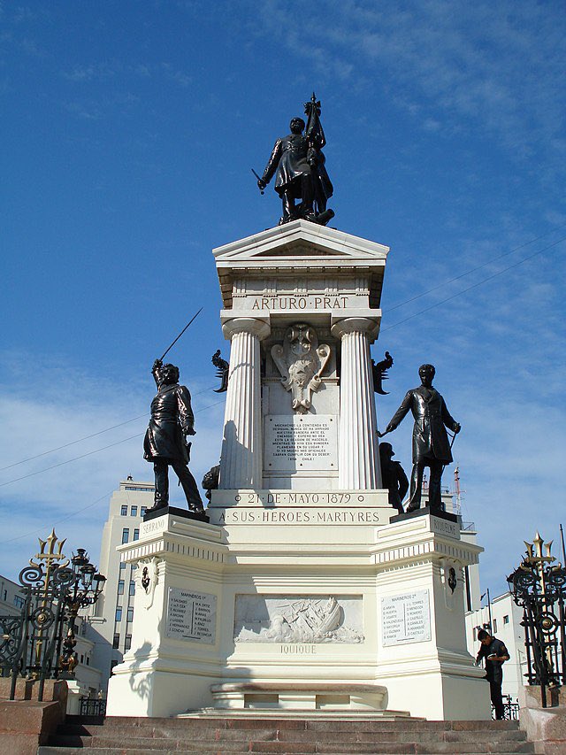 pdhernandezf's tweet photo. En plena insurrección, cuando muchos cedieron ante el caos, la Armada de Chile hizo lo que siempre ha hecho, defender su historia y sus héroes. Mientras otros permitían la destrucción de símbolos patrios, la Marina custodió con honor el monumento de Prat, evitando que la turba profanara el lugar donde descansan los héroes de Iquique. ¿Moverlo? Nunca. ¿Rendirlo? Jamás. Prat y su legado no se negocian.