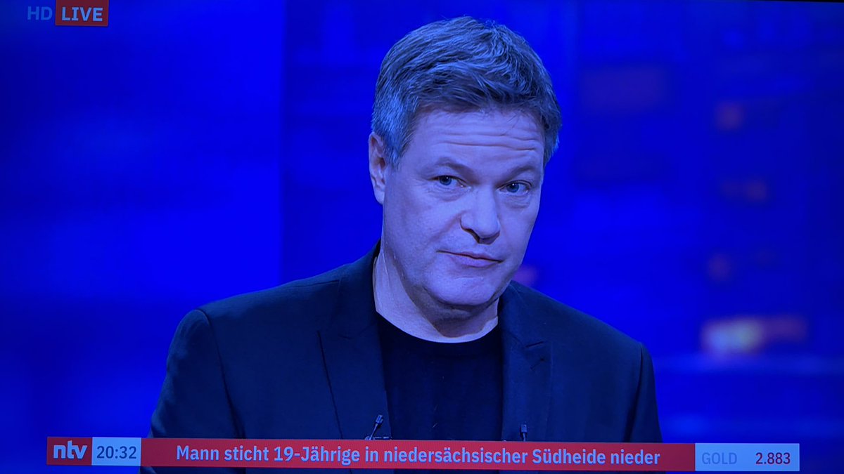 Als #Habeck über Migrationspolitk spricht, berichtet <a href="/ntvde/">ntv Nachrichten</a> im Insert über den nächsten Messerangriff. #Quadrell #Bundestagswahl2025