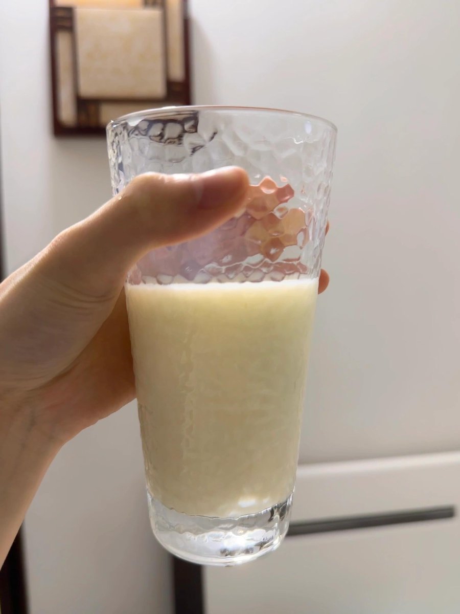 朝起きて、一杯の温かい牛乳を飲むと、すごく幸せです。
