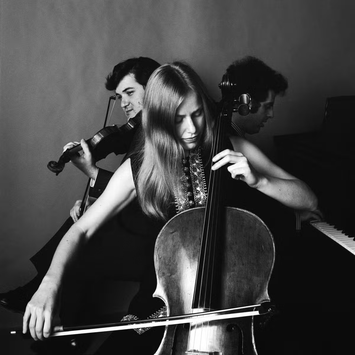 .

Jacqueline Du Pré  (1943-1987)        par Jack Robinson

.