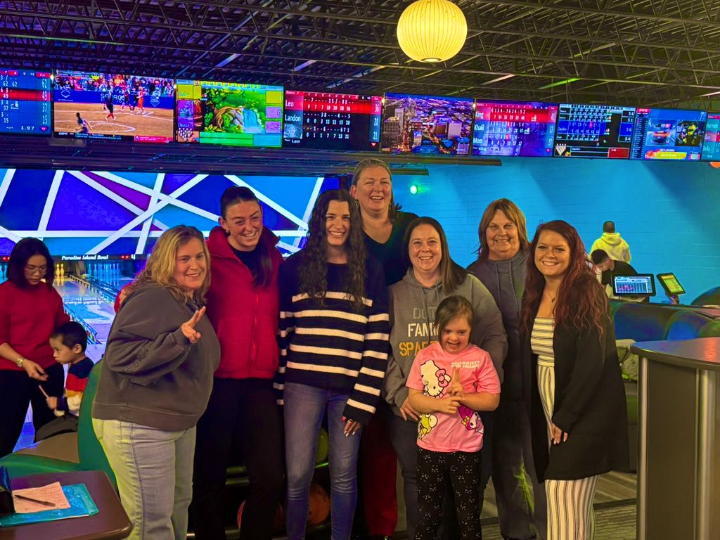 sdiffendalMSD's tweet image. Family fun night tonight at paradise bowling! A great event for families to connect with each other 😊 #MontourProud @MackenzieKraft @VBClassroomsMES