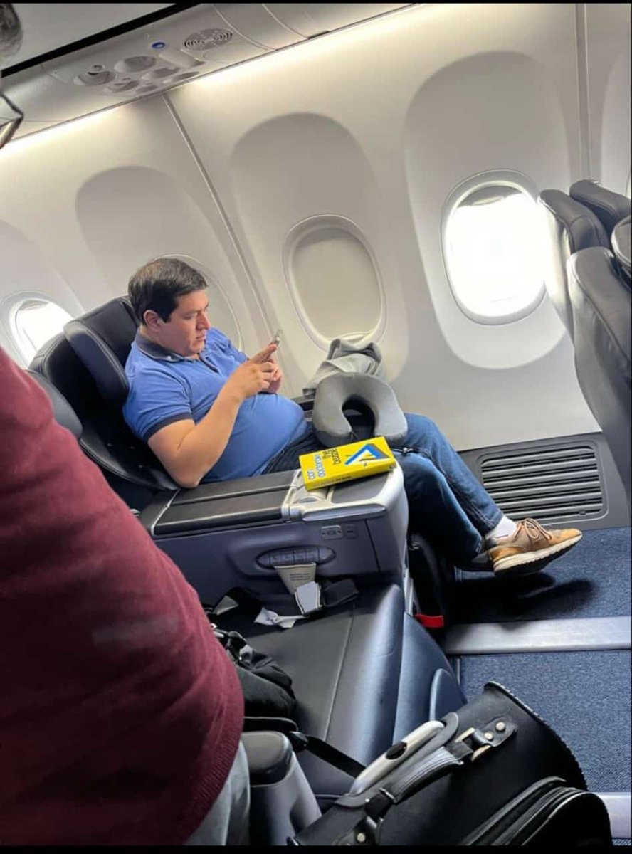 andrespaezec's tweet photo. Ahi tienen al Lelo Arauz viajando en primera clase,  3 veces más caro que la clase económica. Estos son los socialistas que aman los lujos del capitalismo, comen caviar. beben champagne francés, usan IPhone, ropa de marca, earphones y Rolex. Pero odian al capitalismo!!! https://t.co/VHPg3DdehR