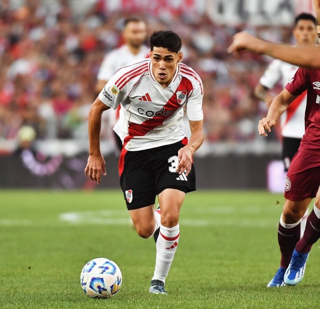 Se paró en el Monumental enfrente de 90 mil personas y en su primer partido la rompió toda, pedía la pelota, triangulaba el juego, se hizo cargo y no le pesó nada la camiseta.

Igual a como jugaba en reserva, pero decían que tenía que jugar Lanzini porque Lencina "estaba verde".