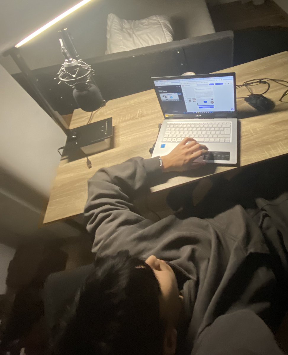 nguyentomyy's tweet image. ai copywriting is absolutely cracked
i just made $8k in 2 hours for a client sending 1 email that was completely done by ai
just repost and comment the word “cracked” 
and I’ll send u over this software that makes copywriting too easy