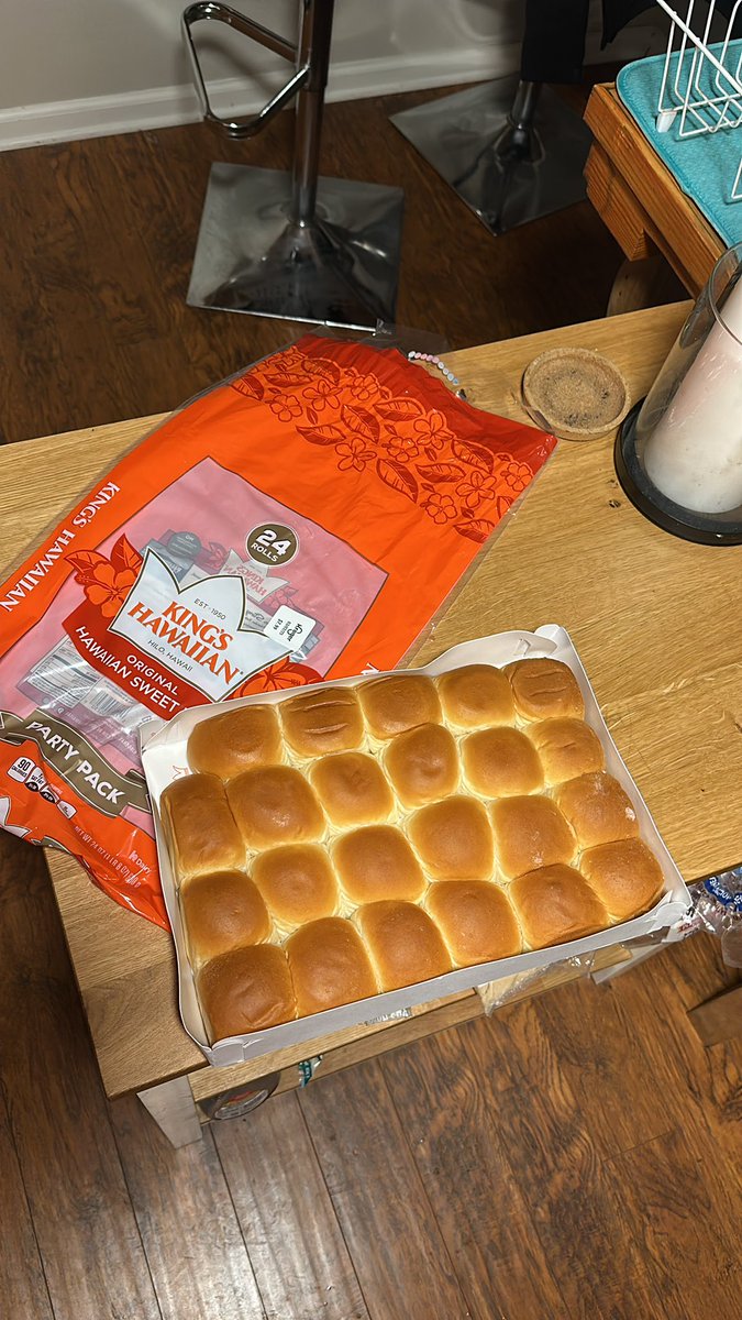 shotsofbyrnetts's tweet photo. Hey @KingsHawaiian - I thought I was supposed to get 24 rolls? Y’all owe me a free 24 pack for this!!! https://t.co/eTiZWjqQ5w