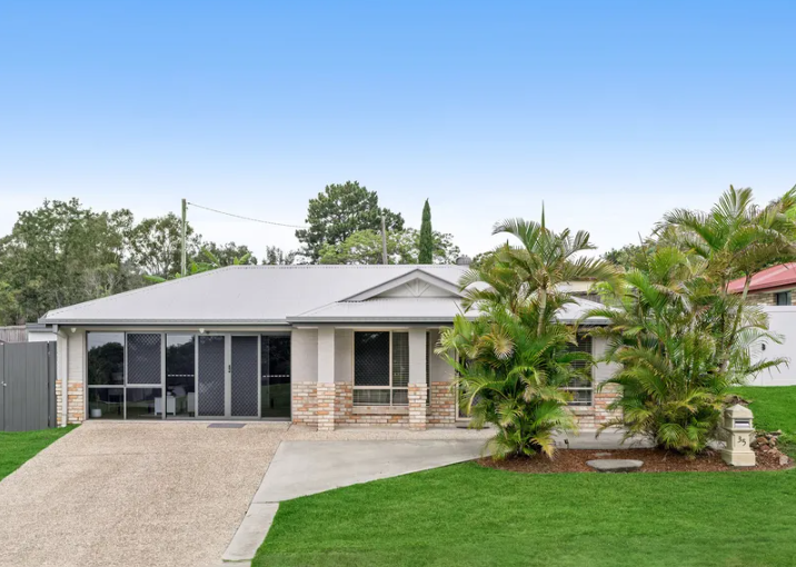 What does $1M buy in Brisbane?

The following property may be a reasonable example of what 'middle'means for freehold houses in Brisbane in 2025

* Brick construction, approximately 20 years of age
* 11k from the BCD
* 417m2 block of land