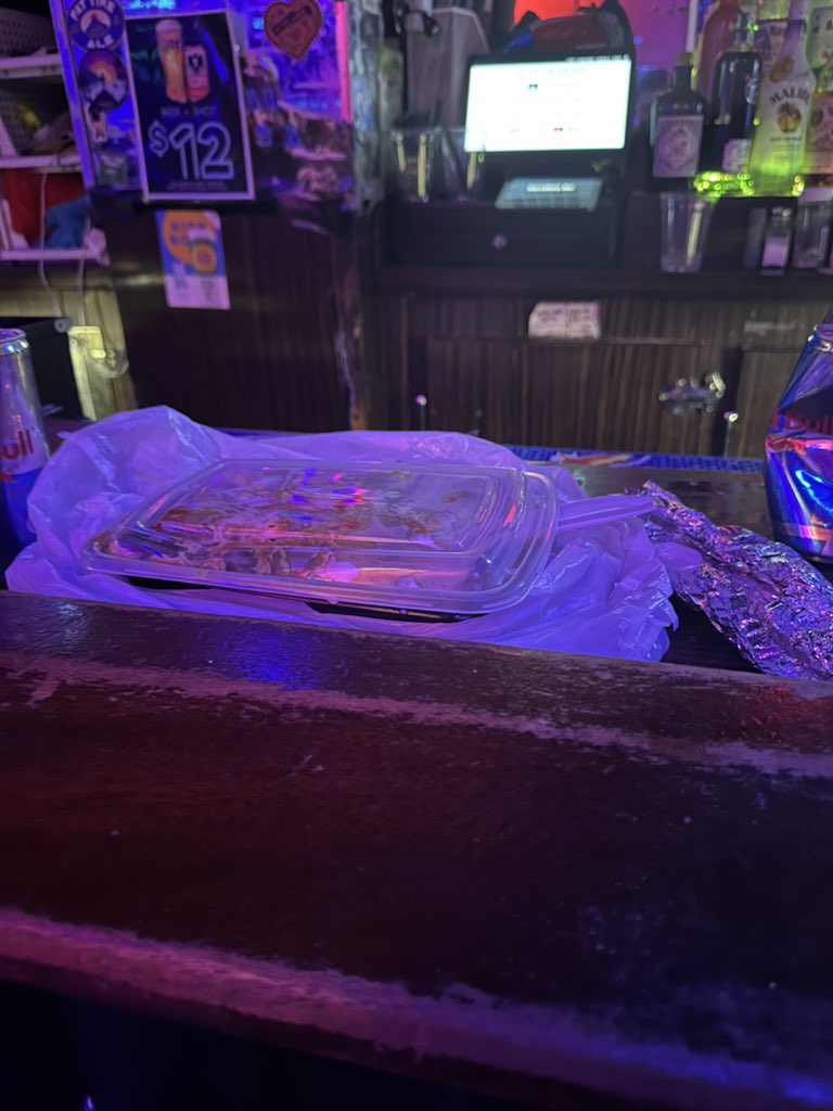 portlucian's tweet image. reading fanfic at the bar (god help me)