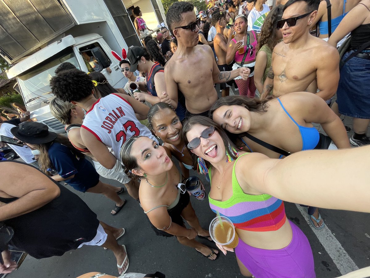 carna começouuuuu fevereiro eh bom demais amo viver!!!!