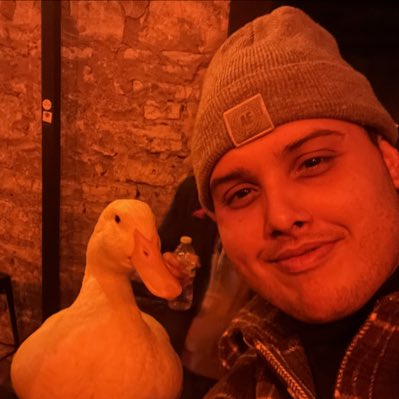 Leanohh's tweet photo. Met this duck at the bar, v chill guy. Drank me under the table, cheers 🍻 https://t.co/hBLO65EjNx