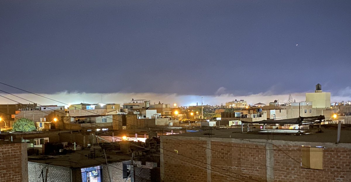 intensoboy's tweet image. Una franja larga creo de neblina, se ve por la el lado de la costa verde