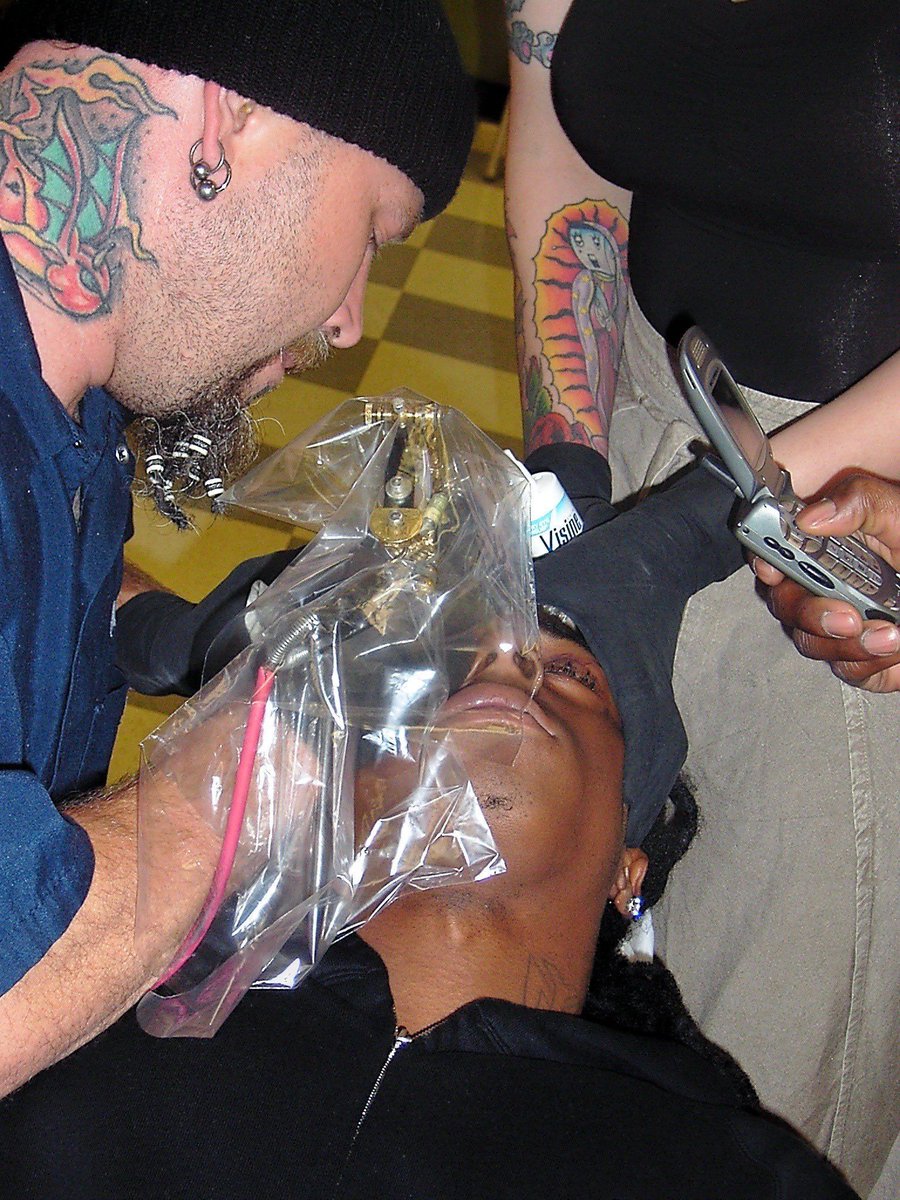 pedestrian's tweet photo. Lil Wayne getting his 'Fear God' tattoo https://t.co/pTjHx4NCJ0