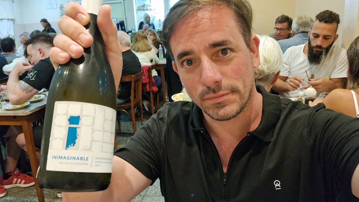 galobasu's tweet image. Vinimos a cenar a Perales en MDQ y nos trajimos el Inimaginable Sauvignon blanc de @claudiomaza1 que compramos anoche en @smallbatchmdq