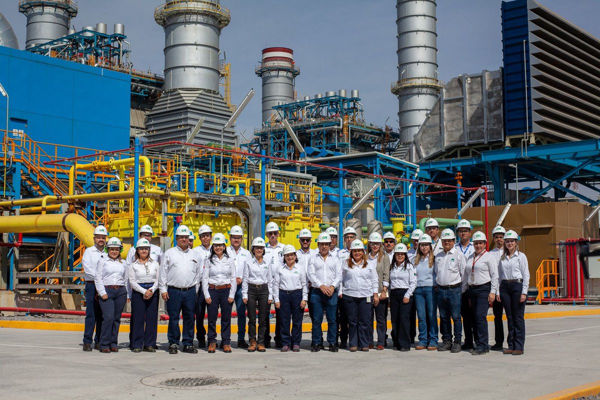 CFEmx's tweet photo. 🏭 Entra en operación comercial la Central Ciclo Combinado Salamanca

Con 927.1 MW de capacidad, esta moderna planta llevará energía a más de 5 millones de mexicanos, utilizando tecnología limpia y preservando el medio ambiente. Nuestra directora general, @EmiliaCallejaA y la secretaria de Energía, @LuzElena_GE, recorrieron la central para conmemorar este avance que impulsa la transición energética de México. ⚡

https://t.co/z4vfywkAei