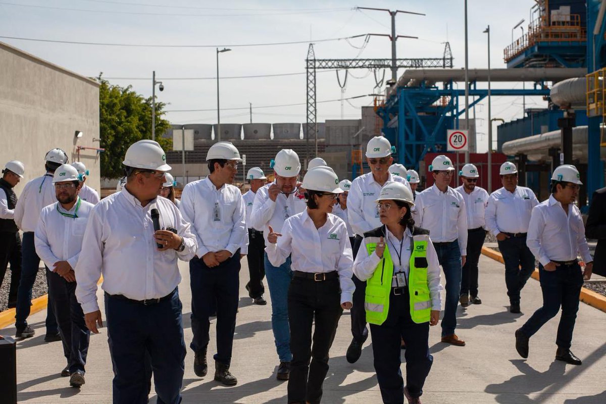 CFEmx's tweet photo. 🏭 Entra en operación comercial la Central Ciclo Combinado Salamanca

Con 927.1 MW de capacidad, esta moderna planta llevará energía a más de 5 millones de mexicanos, utilizando tecnología limpia y preservando el medio ambiente. Nuestra directora general, @EmiliaCallejaA y la secretaria de Energía, @LuzElena_GE, recorrieron la central para conmemorar este avance que impulsa la transición energética de México. ⚡

https://t.co/z4vfywkAei