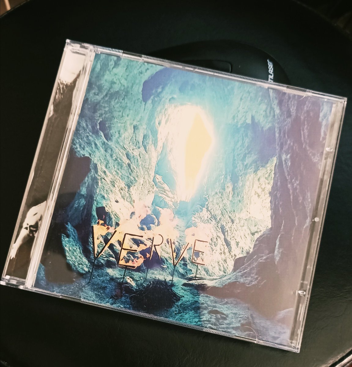 Cuando se habla de The Verve, automáticamente se piensa en Urban Hymns y Bitter Sweet Symphony, pero su verdadera obra maestra es el infravaloradísimo debut A Storm in Heaven.Shoegaze, dream pop y rock alternativo en perfecta armonía y sintonía.Track favorito: The Sun, The Sea