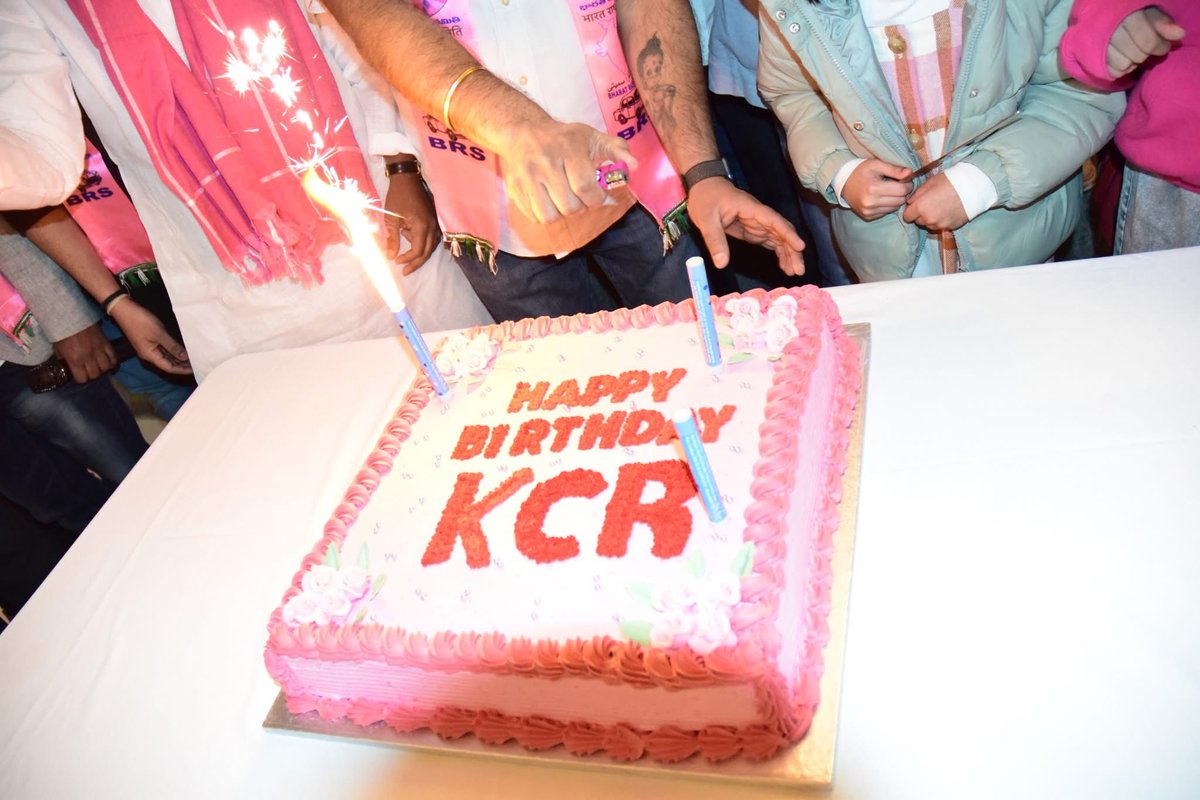 NaveenReddyBRS's tweet photo. #London  #KCR #KTR 
#Vrukshaarchana
#HarithaHaaram 
#Feb17th
 #HappyBirthdayKCR

లండన్ వృక్షార్చనలో పాల్గొన్న ఎన్నారై బీఆర్ఎస్ యూకే అధ్యక్షుడు నవీన్ రెడ్డి

హరిత ప్రేమికుడు, రైతు బాంధవుడు, తెలంగాణ తొలి ముఖ్యమంత్రి కేసీఆర్ గారి పుట్టినరోజు సందర్భంగా, బీఆర్ఎస్ పార్టీ వర్కింగ్ ప్రెసిడెంట్ కేటీఆర్ గారు, గ్రీన్ ఇండియా ఛాలెంజ్ వ్యవస్థాపకులు, మాజీ రాజ్యసభ సభ్యులు జోగినిపల్లి సంతోష్ కుమార్ గారి పిలుపు మేరకు, వృక్షార్చనలో భాగంగా నేడు లండన్ లో  మొక్కలు నాటి కెసిఆర్ గారి జన్మదినం సందర్భంగా వారికి శుభాకాంక్షలు తెలియజేయడం జరిగింది.  💐💐

తెలంగాణ రాష్ట్ర ప్రదాత...
బంగారు తెలంగాణ నిర్మాత...
జన హృదయ నేత...

మన బీఆర్ఎస్ పార్టీ అధినేత, తెలంగాణ తొలి ముఖ్యమంత్రివర్యులు శ్రీ కల్వకుంట్ల చంద్రశేఖర్ రావు గారికి హృదయపూర్వక జన్మదిన శుభాకాంక్షలు @SantoshKumarBRS @KCRBRSPresident @KTRBRS @BRSHarish @BRSHarish @SatishVodithala @vinodboianpalli @BRSparty @BRSTechCell @nribrs @Anil_trs @RPR_TRS @jagadishBRS @RaviRetineniBRS