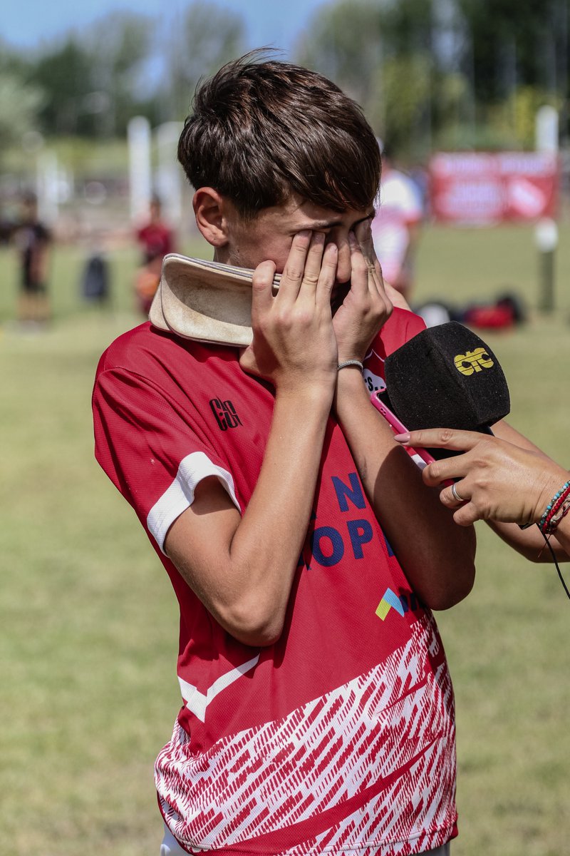 FutboldelOeste's tweet photo. 🤨 ¿Van a seguir diciendo que es solamente fútbol? 🤷‍♂️

👤 Santiago Vicente, el joven de Jorge Newbery que disputó la Alvear Cup con Independiente de América, fue goleador, mejor jugador y campeón.

👏 En medio de tanta alegría, también hubo recuerdos y emoción.

📸 Nicolás Lucero https://t.co/sUY5ywoC8x