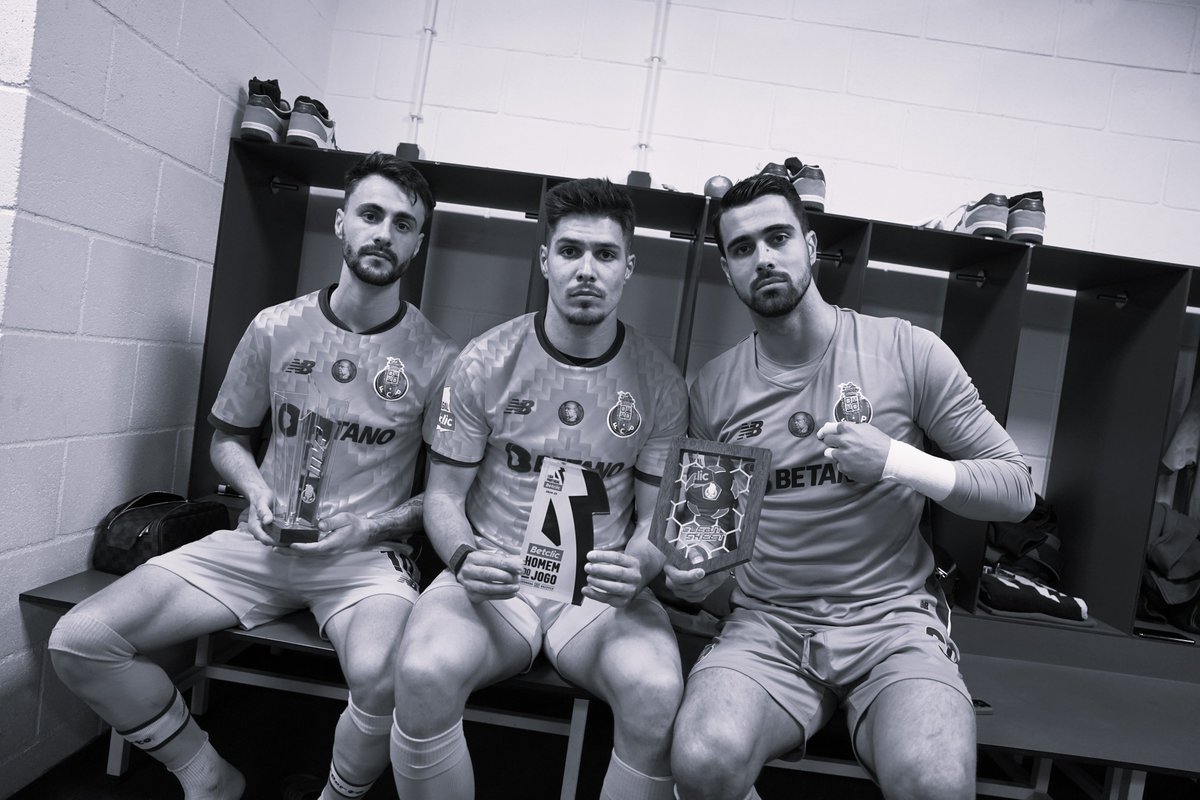 FCPorto's tweet photo. Francisco Moura ⭐MVP Liga Portugal
Fábio Vieira ⭐Mérito e Valores Porto
Diogo Costa ⭐Clean Sheet
#SCFFCP https://t.co/SAY81u7uYk
