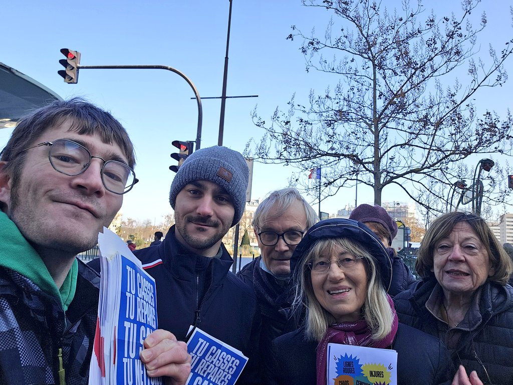 RE_Paris13's tweet photo. Ensemble, tractage, au marché #Blanqui à #Paris13 pour échanger avec les habitants sur la situation politique, la proposition de loi de @GabrielAttal sur la réforme en matière de #justice, les populistes et l'actualité européenne et mondiale.
Ensemble, pour la #République ! https://t.co/N2wlNldDvC