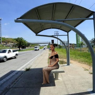 danivitsg's tweet image. não entendo o hate que a selena gomez leva olha só essa mulher esperando o ônibus no ponto muito humilde