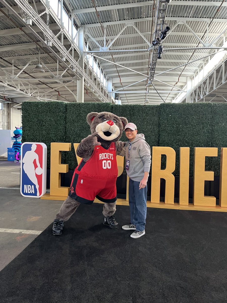 leet3_'s tweet image. Had a blast at @NBA All-Star Weekend!🔥 Thx to @NBATopShot, I got to meet Tristan who made me a huge fan of his! He’s an awesome and humble guy🫶 Also ran into Mully and my favorite Mascot!🚀 Great catchin up w/ all my fellow TS family. Hopefully we can do it again soon!🙏