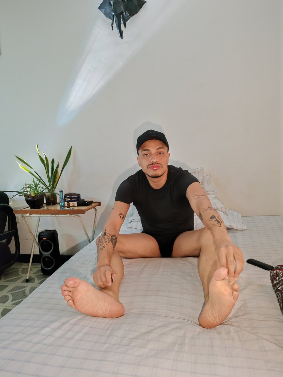 mousechill's tweet image. Smile or not?
.
.
.
.
#420 #goodvibes #gay #selfie #followme #Cali #malefeet #malefoot