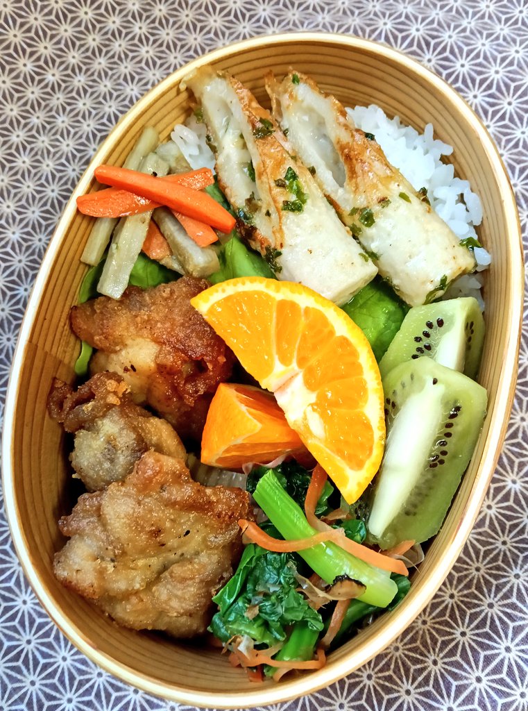 cbcssk's tweet photo. 息子弁当
鶏もも唐揚げ
根菜塩きんぴら
ちくわマヨ

息子の定期考���が終わってお弁当再開です✨️リフレッシュできました〜
＃お弁当　＃料理好きな人とつながりたい　＃佐渡 https://t.co/CWSG78VHhy