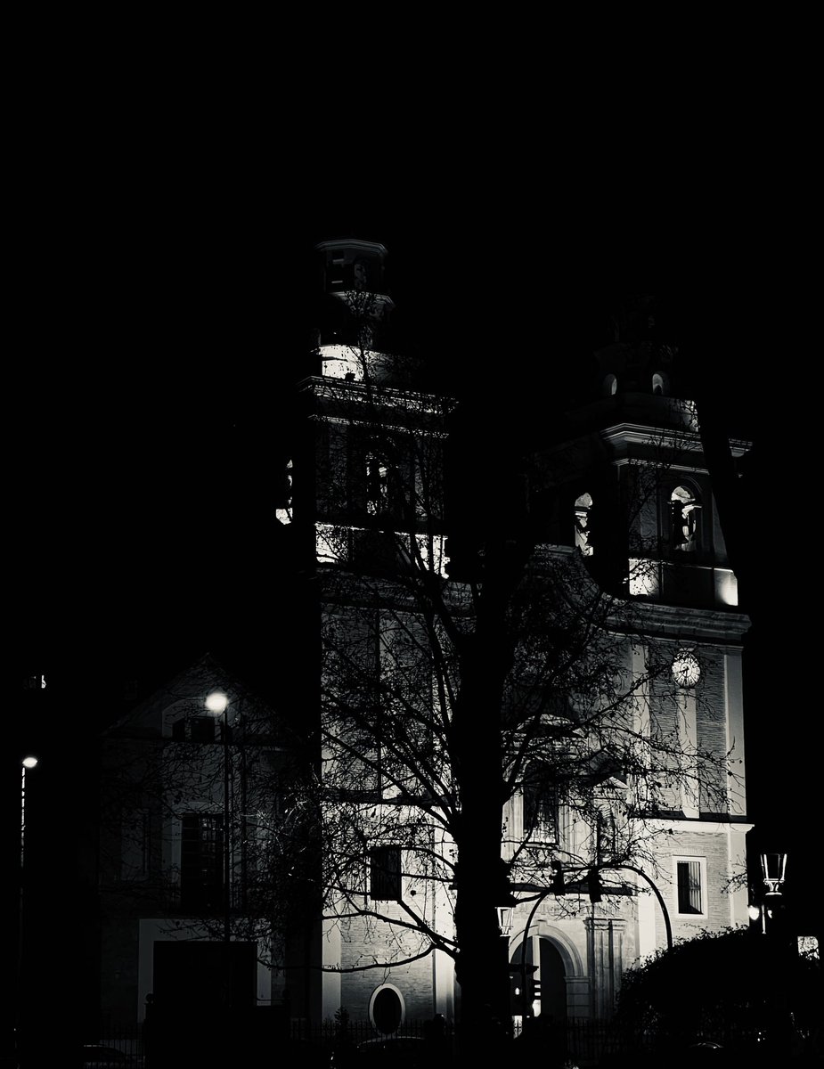 con2jotasyt's tweet photo. Paseo nocturno con Lusila por Murcia. https://t.co/fHo3zgaQBK