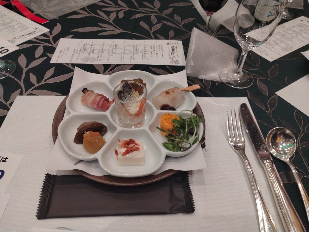 sin_1917's tweet photo. ディナー公演へ
手元の写真はokとのことでした！

九州民でカレー機関に一度も行けてなかったんですけど、同席された提督さんからシール譲って頂いたり…
昨日一日はお返しできる物も持たずホントに色々貰ってばかりでした

またのイベントの機会になんとかお返しをしたいところ…！ https://t.co/oO2tvm2HHe