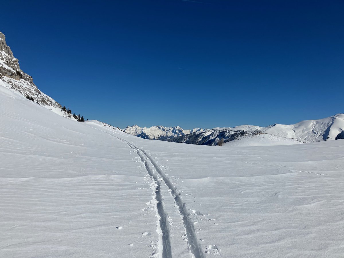 This week-end, I left my #Chablais playground for the Pointe Blanche in the #Aravis, where I sincerely felt lonesome with my ski track at some point 😂