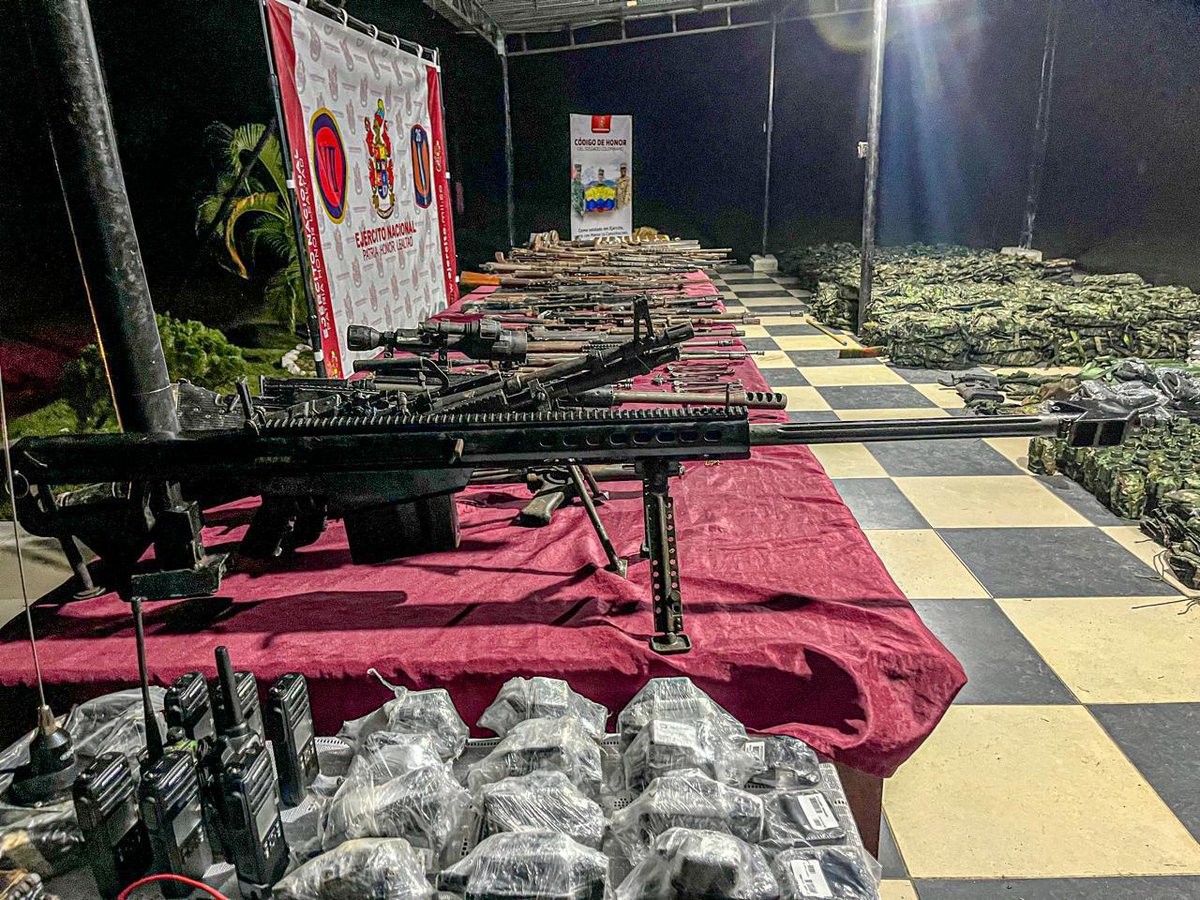COMANDANTE_EJC's tweet photo. #ContundenciaOperacional | Destaco la operación de la #Brigada15 de la @Ejercito_Div7, en la que fueron ubicados dos grandes depósitos ilegales en Medio San Juan, #Chocó, debilitando la capacidad ofensiva de la Subestructura Jairo de Jesús Durango Restrepo, del Clan del Golfo.
📌 Resultado operacional:
✅ 32 fusiles
✅ 1 Fusil BMG Calibre .50
✅ 1 Fusil Barrett Calibre .50
✅ 3 ametralladoras.
✅ 5 lanzagranadas.
✅ 2 MGL y 1 mortero de 60 milímetros.
✅ 4 armas cortas y 3 escopetas.
✅ 66 proveedores y más de 2000 municiones.
✅ Material de intendencia: uniformes, equipos de campaña, chalecos entre otro material más.
El Barrett calibre .50 incautado en la operación, es un arma de alto impacto capaz de penetrar blindajes y neutralizar vehículos a más de 1800 metros.
Además, uno de sus integrantes se sometió a la justicia, demostrando que la legalidad es el único camino.
Seguimos enfrentando con contundencia a estos grupos armados organizados, responsables de violaciones a los derechos humanos e infracciones al derecho internacional humanitario.
#PatriaHonorLealtad
#NuestroCompromisoEs🇨🇴